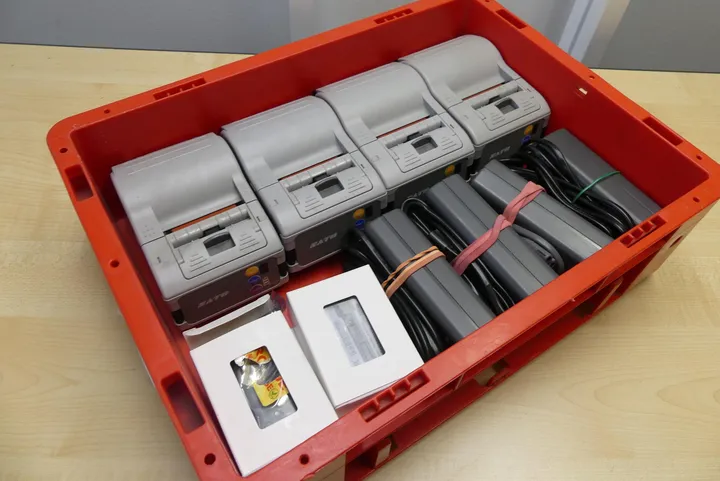 4x Sato Mobiler Etiketten-/Bondrucker mit Netzteilen Umfang: nur der Inhalt, ohne Kiste